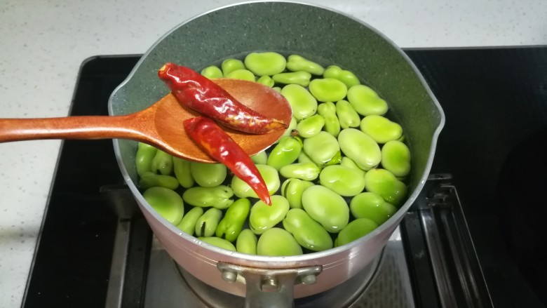 春天中的一抹绿-古早盐水蚕豆,最后放的是干朝天椒。我是不太能吃辣的，如果喜欢吃特别辣的可以把辣椒切开或者多放几个进去。