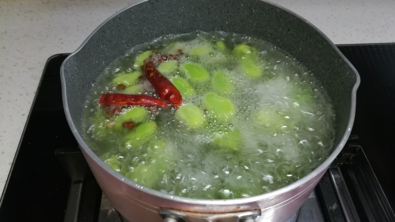 春天中的一抹绿-古早盐水蚕豆,水烧开啦，蚕豆和调料已经在水里沸腾啦！