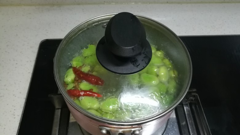 春天中的一抹绿-古早盐水蚕豆,我们把锅盖盖上，如果没有锅盖，可以盖上一个盘子也行，我们持续煮8分钟。