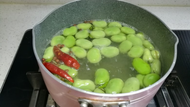 春天中的一抹绿-古早盐水蚕豆,关小火苗时锅里就这样微微沸腾啦！保持这样就行。