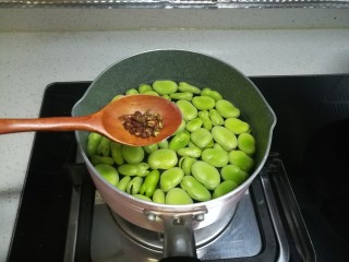 春天中的一抹绿-古早盐水蚕豆,再加入20粒左右的花椒粒，当然如果口味比较重的适当加量也可以。