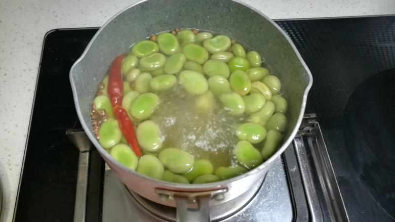 春天中的一抹绿-古早盐水蚕豆,8分钟过后，打开盖子，发现水已经变得有点蚕豆的黄绿色啦！