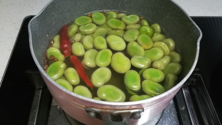 春天中的一抹绿-古早盐水蚕豆,这时候把火关掉，豆子都在水上面飘着，豆子外面一圈有点发黄里面是绿色的，就这个状态就好。