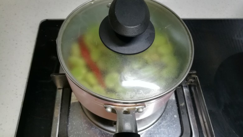 春天中的一抹绿-古早盐水蚕豆,然后我们再把锅盖盖上焖2分钟。
