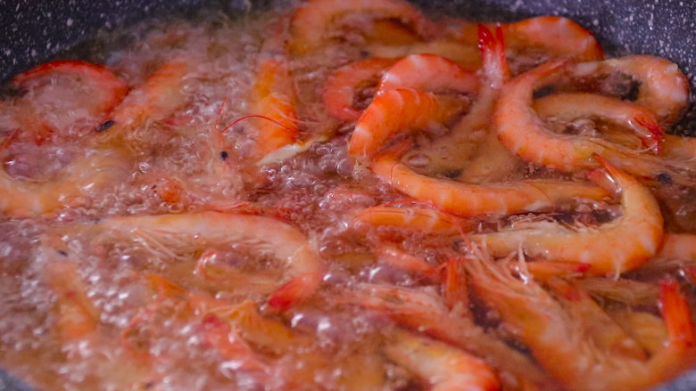 好吃会上瘾的爆炒虾,用中火炸3至4分钟，3至4分钟后，鲜虾表皮酥脆，色泽金黄。