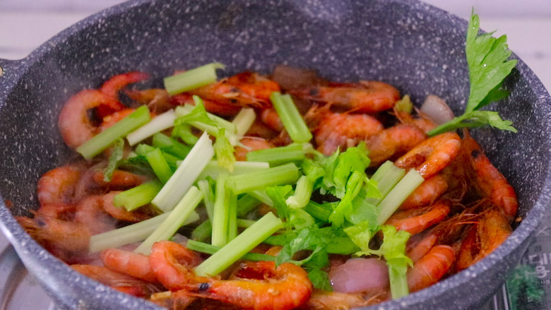 好吃会上瘾的爆炒虾,放入芹菜段和鸡精翻炒至芹菜段生。