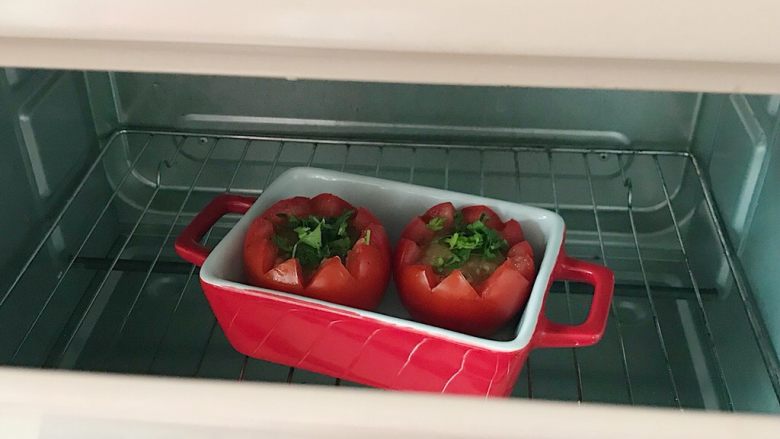 了不起的小番茄：烘烤番茄小鲜肉,烤箱180度预热十分钟后继续烤半个小时