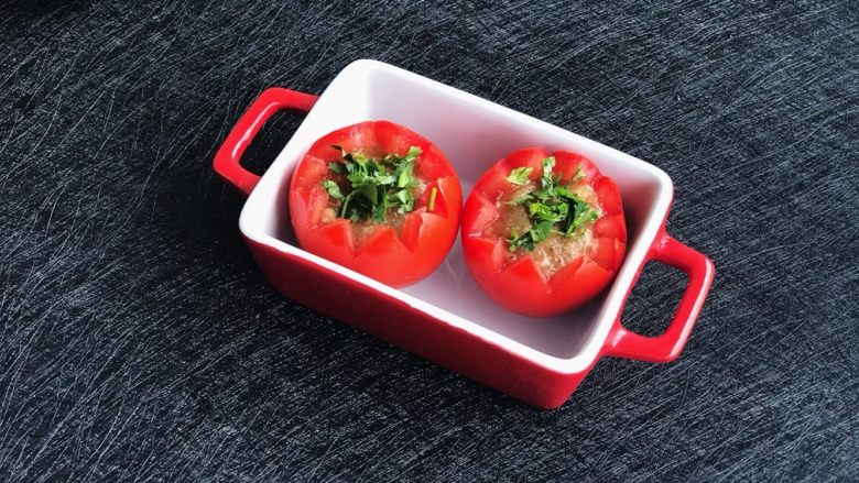 了不起的小番茄：烘烤番茄小鲜肉,将弄好的番茄盅放进烤碗 最后撒上少许香菜碎