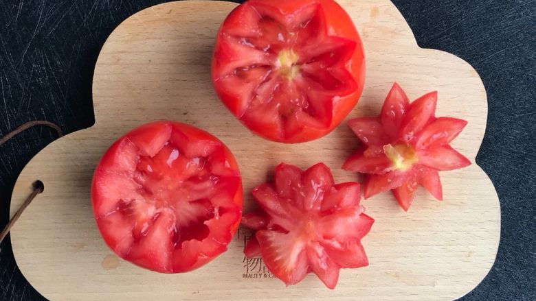 了不起的小番茄：烘烤番茄小鲜肉,西红柿如图切开番茄盖子（如果觉得切花形麻烦也可以直接切开顶盖）