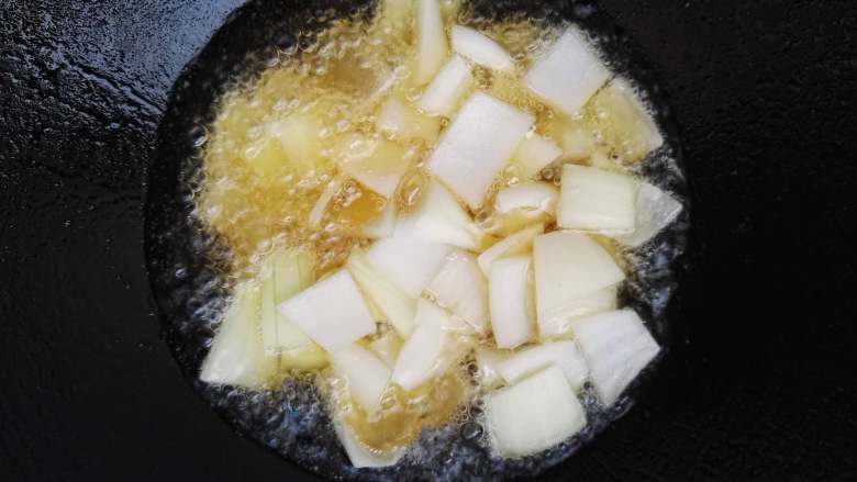 酸甜可口+下饭+茄汁虾仁,将洋葱也入油锅中稍微炸一下捞出备用。