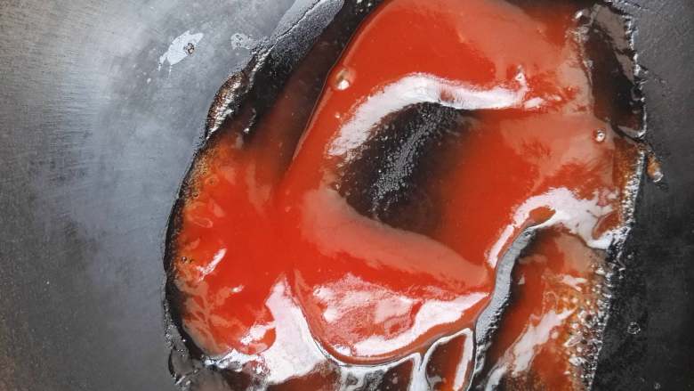 酸甜可口+下饭+茄汁虾仁,小火将番茄沙司炒至粘稠。喜欢重口味的，这时步骤可以加白糖或者白醋，使味道更浓郁。