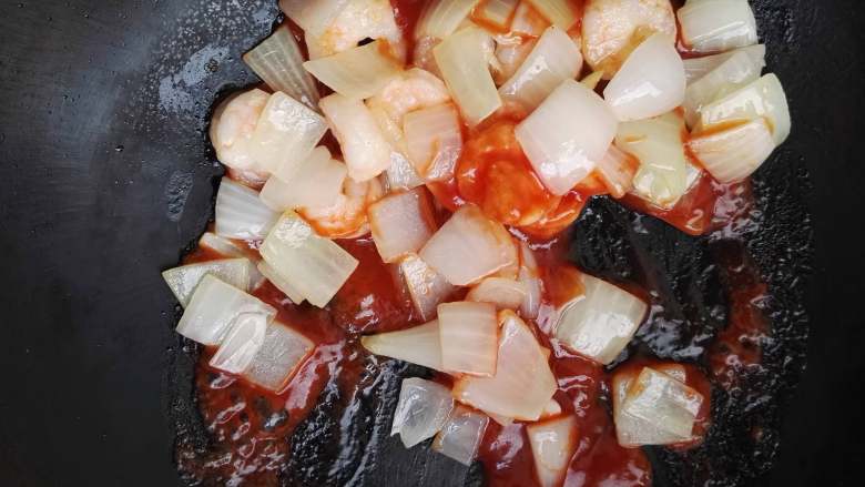 酸甜可口+下饭+茄汁虾仁,下入虾仁和洋葱，翻炒均匀，将番茄沙司均匀包裹住虾仁和洋葱即可出锅。