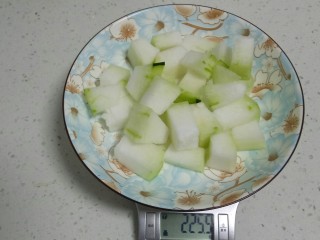 冬瓜🐷肝丸子虾米汤。,冬瓜切块。
