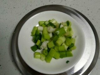 冬瓜🐷肝丸子虾米汤。,蒜苗洗净切梨。