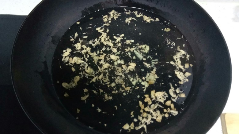 冬瓜🐷肝丸子虾米汤。,锅中盛入适量水，倒入虾米，开大火。