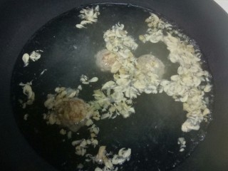 冬瓜🐷肝丸子虾米汤。,待水快开时放入丸子。