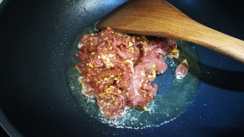 小炒牛肉,油热后加入牛肉翻炒