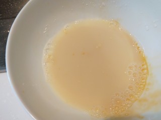蒜蓉清炒西蓝花,取一个碗，加入淀粉，鸡精，水调成汁。