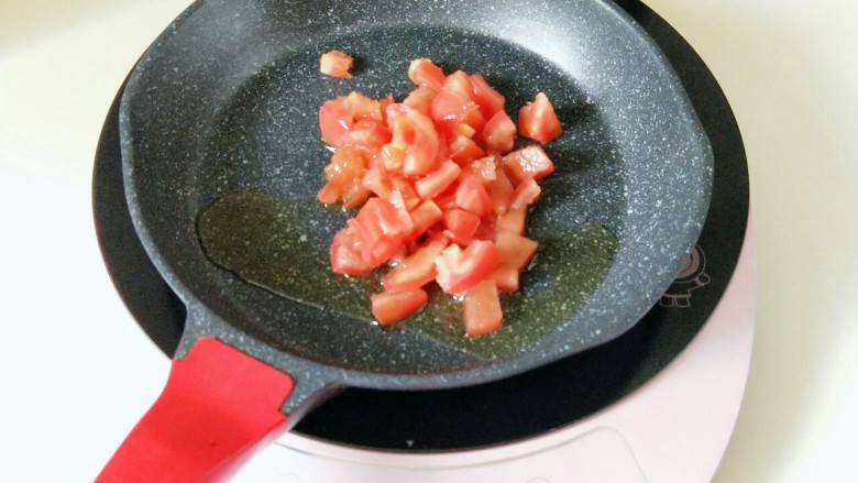 了不起的小番茄＋茄汁大虾,起油锅，加入切好的番茄煸炒。