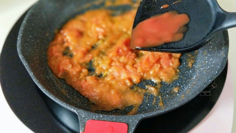 了不起的小番茄＋茄汁大虾,待番茄炒软，炒碎时加入<a style='color:red;display:inline-block;' href='/shicai/ 699'>番茄酱</a>，炒至均匀。