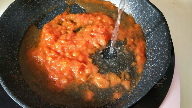 了不起的小番茄＋茄汁大虾,加入半小碗纯净水，烧开。