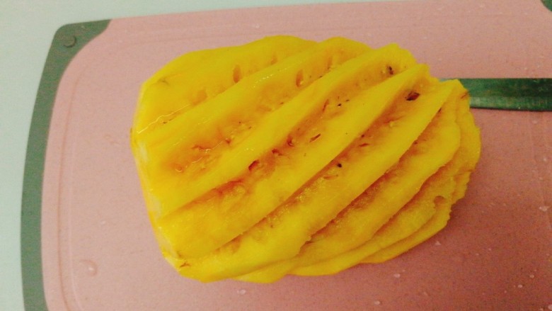 菠萝季----菠萝糖水,用专门弄菠萝的刀具，如果家里没有，建议买时让店主去皮