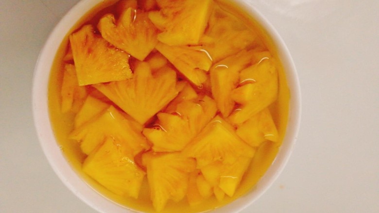菠萝季----菠萝糖水,将切好的菠萝浸泡在淡盐水里5~10分钟后捞出