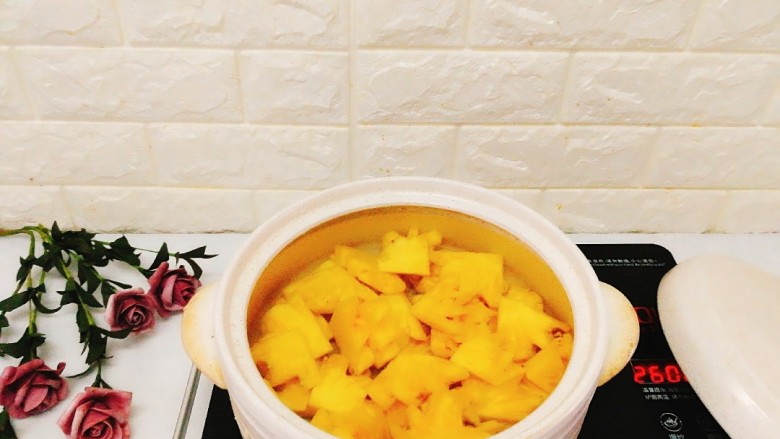 菠萝季----菠萝糖水,准备一口砂锅注入清水加入菠萝