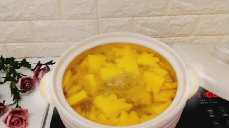 菠萝季----菠萝糖水,调为中小火煲10~15分钟 ，准确时间以菠萝块的厚薄度来调整时间