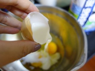 日式厚蛋烧,选半个自己喜欢的蛋壳当作量杯，然后用这半个蛋壳倒入三次全脂牛奶。
