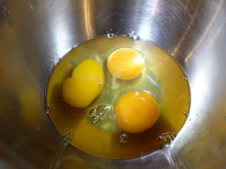 日式厚蛋烧,鸡蛋打入盆中。
