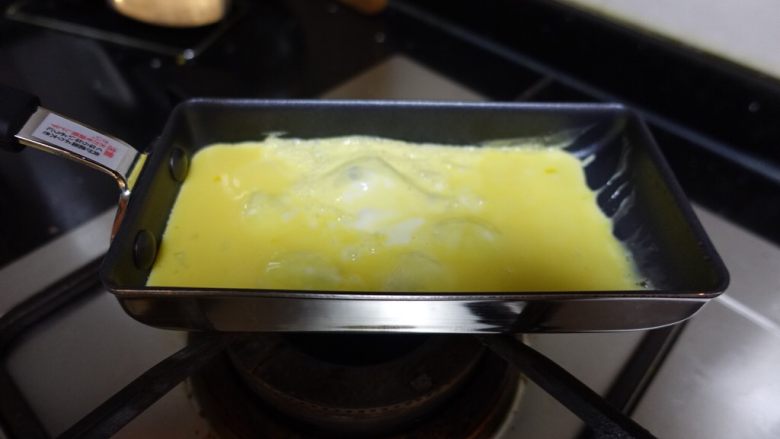 日式厚蛋烧,倒入第一层鸡蛋液。