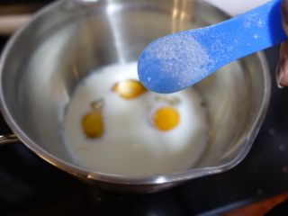 日式厚蛋烧,加少许盐。
