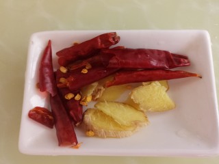 酸菜炖羊肉,准备干辣椒和姜片