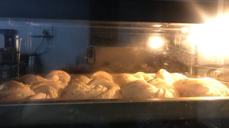 奶香椰蓉花式小餐包,送进提前预热好的烤箱中层上下火180度30分钟