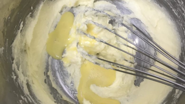 奶香椰蓉花式小餐包,蛋液分多次加入搅拌均匀