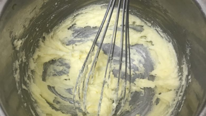 奶香椰蓉花式小餐包,用手动打蛋器搅打均匀