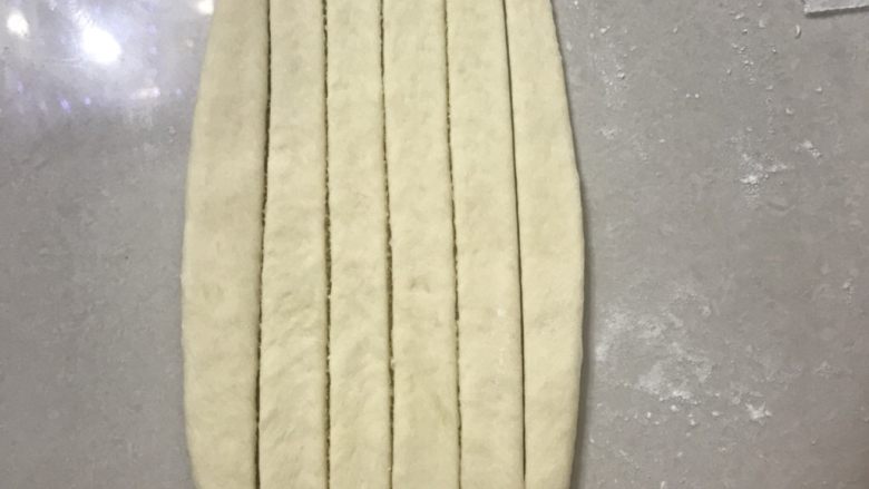 奶香椰蓉花式小餐包,用塑料刮板切成图中样子，两头不要切透