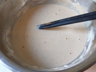 鸡蛋卷饼,在加入小米粉，小麦粉加入适量水搅拌成面糊