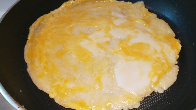 鸡蛋卷饼,等鸡蛋凝固了在翻面。