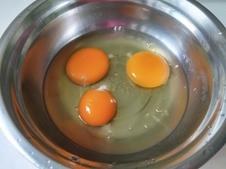 鸡蛋卷饼,鸡蛋打入盆中。