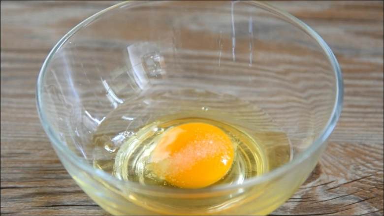 出游便当盒—带上便当野餐去啊,碗中打入一个鸡蛋，加入半勺盐、少量清水（炒蛋更嫩滑）后搅拌备用。