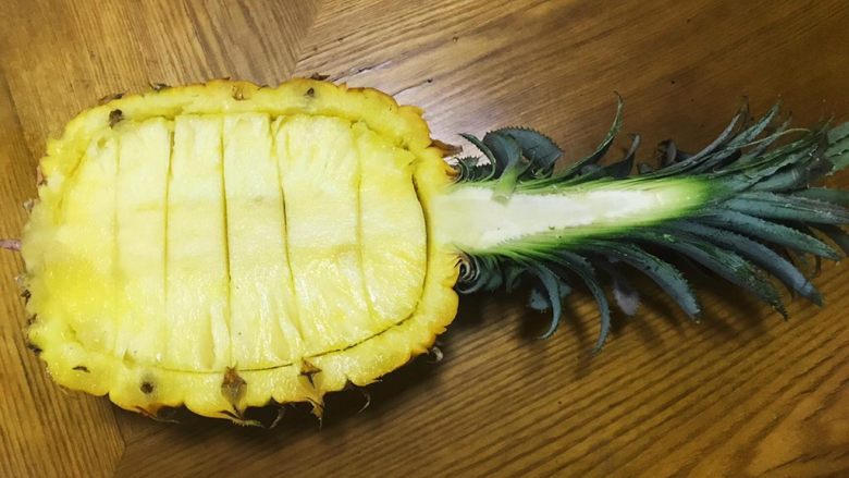 水果沙拉,取一半菠萝将中间的果肉切几刀但不要切断底部