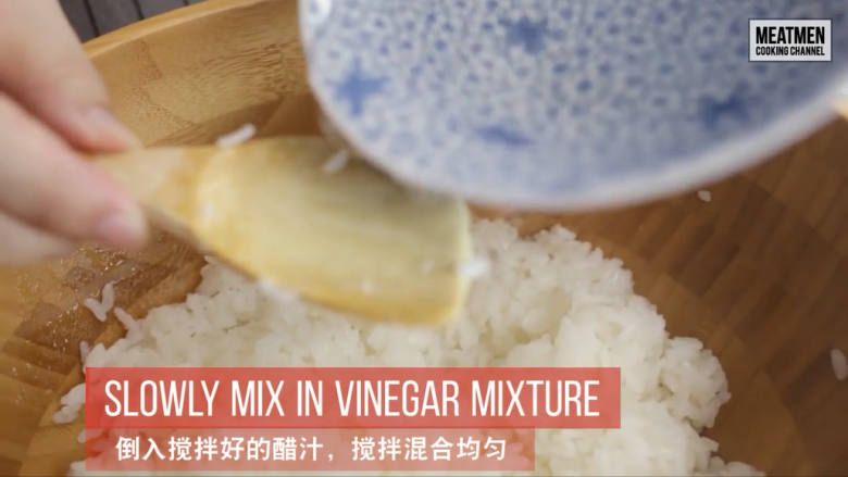 三文鱼子盖饭,煮好的米饭放入碗中，加入调好的醋址，搅拌混合均匀