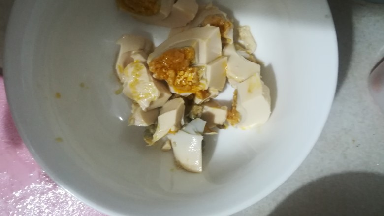 胡瓜咸蛋汤,蛋白切碎，快起锅时候放进去，煮久会很柴。用生咸蛋的也是，快起锅倒进去，然后关火，可以焖熟的