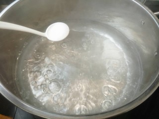 花生米拌菠菜,锅内加适量清水烧开，放入一勺盐