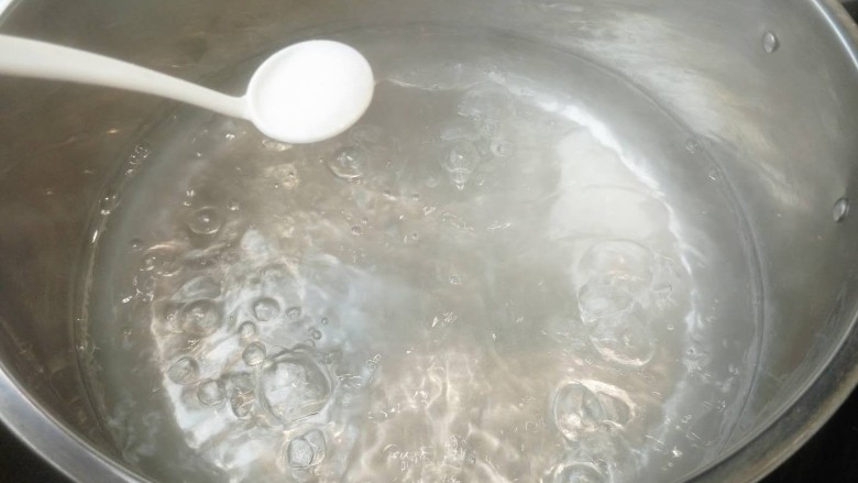 花生米拌菠菜,锅内加适量清水烧开，放入一勺盐
