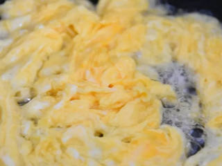 清爽不油腻，很适合老人小孩的莴笋炒鸡蛋,热锅冷油，鸡蛋倒入锅里炒熟，盛出备用。