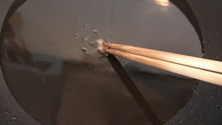 红烧大排,油温至放入筷子起小泡的状态