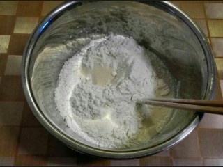 椰蓉小餐包,除黄油以外，所有面团材料放入盆内，酵母放最上面